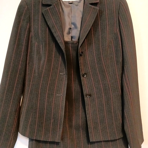Tahari Blazer and Skirt 2 piece Suit, Black with Red/Grey Pinstripe - Picture 4 of 4